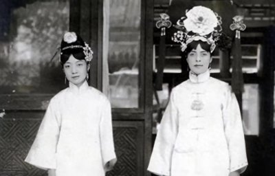 ​20张晚清老照片：末代皇后婉容与侍卫私通，躺床上抽鸦片欲仙欲死