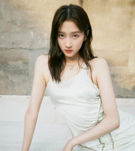 ​关晓彤生日穿短裙与闺蜜蹦迪，失去十级瘦身特效后，这身材真绝了