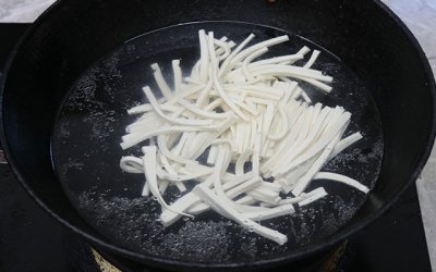 ​教你开胃酸辣汤，食材实惠，做法简单，酸辣爽口，一人能喝一大碗