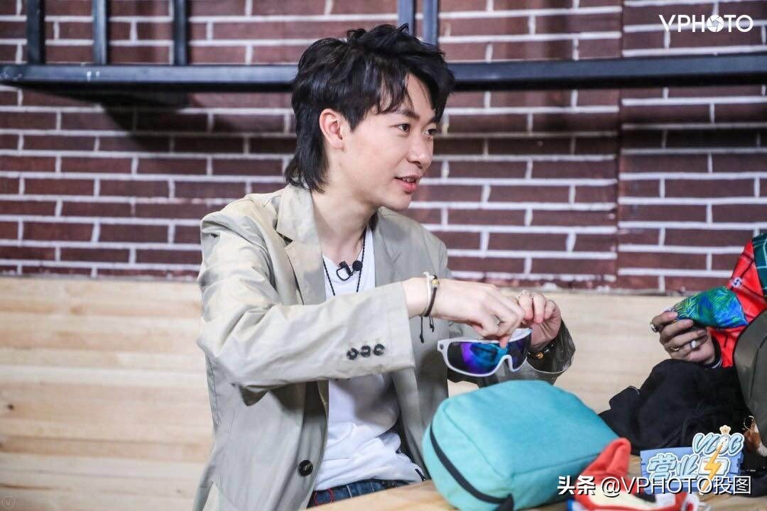 rapper福克斯多图,台上痞帅,台下也有腼腆一面