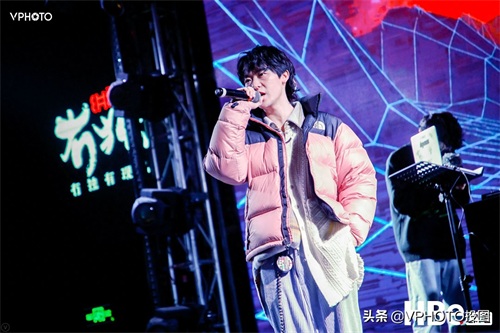 rapper福克斯多图,台上痞帅,台下也有腼腆一面