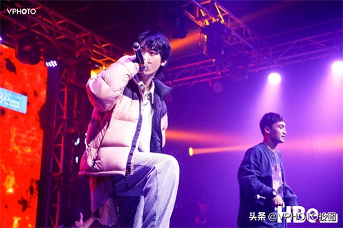 rapper福克斯多图,台上痞帅,台下也有腼腆一面