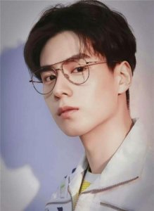 ​胡一天GUCCI官方宣传照，深咖色外套内搭T恤，尽显阳光气息