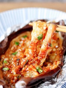 ​烧烤摊必点的烤茄子，教你最简单的做法，下次自己在家就能做