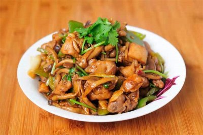 ​教你做最好吃的家常菜，蘑菇炖鸡块，简单下饭，一盘子不够吃