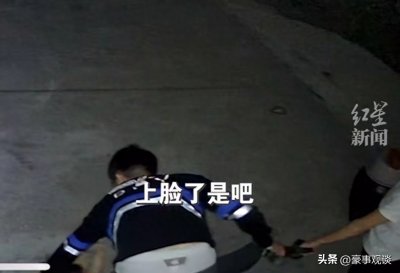 ​心疼！安徽女子被丈夫用皮带抽打，女子跪地哭求，婆子竟全程看着