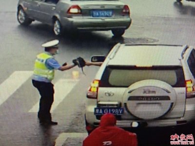 ​登封“贺涵”，您在哪里，交警向您敬礼致谢