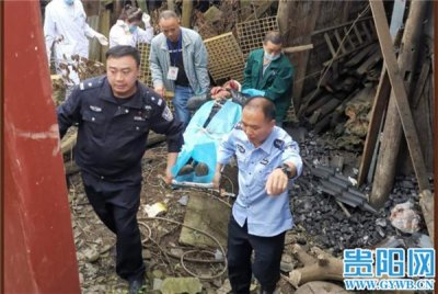 ​遵义一货车撞倒民房困住3人 民警徒手搬开梁柱救人