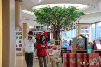 ​新华书店在郑州又“上新”了，就在花园路商圈，高颜值很适合拍照