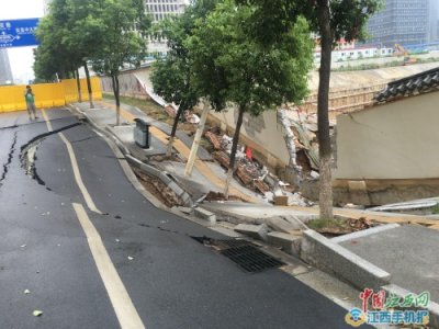 ​南昌红谷滩金融大街一路面坍塌续：疑似与管道堵塞有关