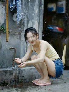 ​吴倩夏日写真惊艳亮相：酷飒造型展现独特魅力