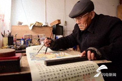 ​组图：聊城93岁中堂画非遗传承人手绘《二十四孝图》迎新春