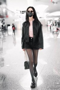 ​陈都灵身材太绝了，机场黑色丝袜装扮大秀完美好身材！