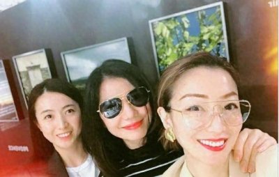 ​阔太甘比晒小女儿把玩礼物，品牌方争相讨好，实力诠释女首富好处