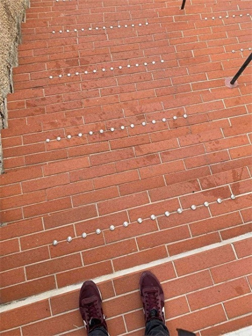 魔鬼设计师设计的楼梯，一不小心就会摔断腿或没命