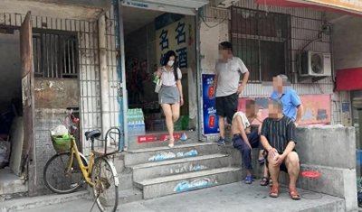 ​男人永远是视觉动物！清凉女子买饮料被围观：穿衣自由无所谓