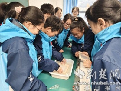 ​十堰市东风二中：复刻古法造纸 课堂妙趣横生