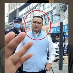 ​记者在深圳龙华汽车站摄像机被抢，一男子：再拍，让你躺着出龙华