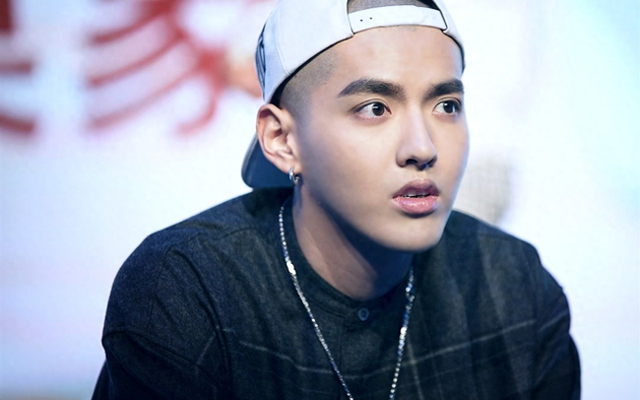 耍的了酷，卖的了萌，就连光头也是帅呆了，长腿欧巴凡先生