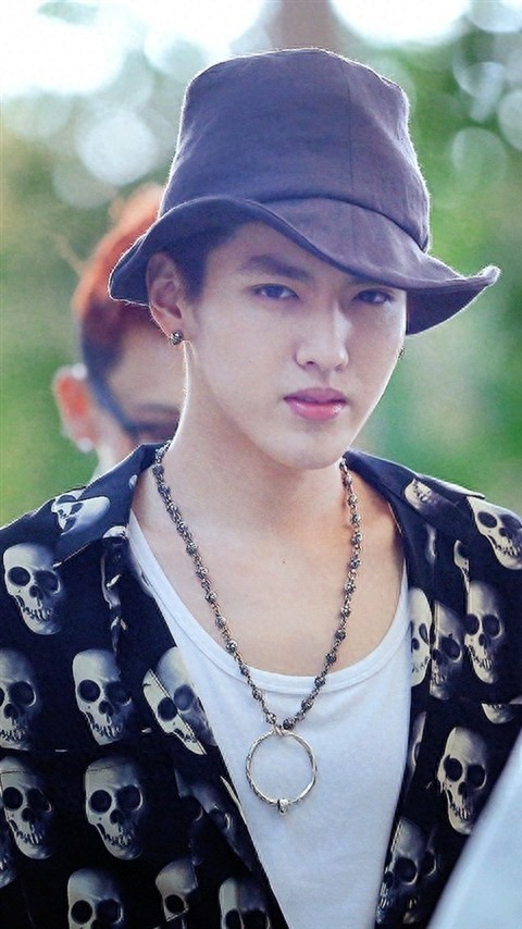 耍的了酷，卖的了萌，就连光头也是帅呆了，长腿欧巴凡先生