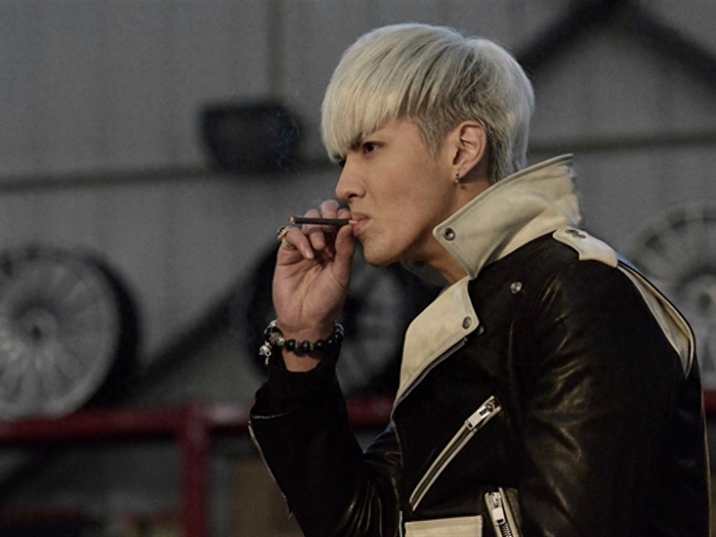 耍的了酷，卖的了萌，就连光头也是帅呆了，长腿欧巴凡先生