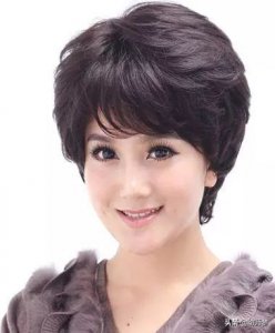 ​2019烫发发型：70后妈妈建议烫发，这10款烫发很高级，优雅大气