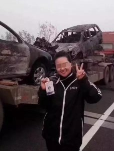 ​女主播车祸现场玩起自拍！面对消逝生命怎能笑得一脸灿烂？