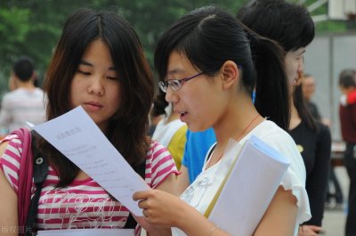 ​三方协议乱签，容易“失去”应届毕业生身份，影响自身就业发展